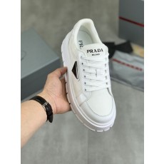 프라다 삼각로고 레더 스니커즈