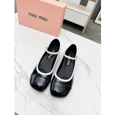 미우미우 투톤 페이턴트 레더메리제인 펌프스 블랙 화이트
