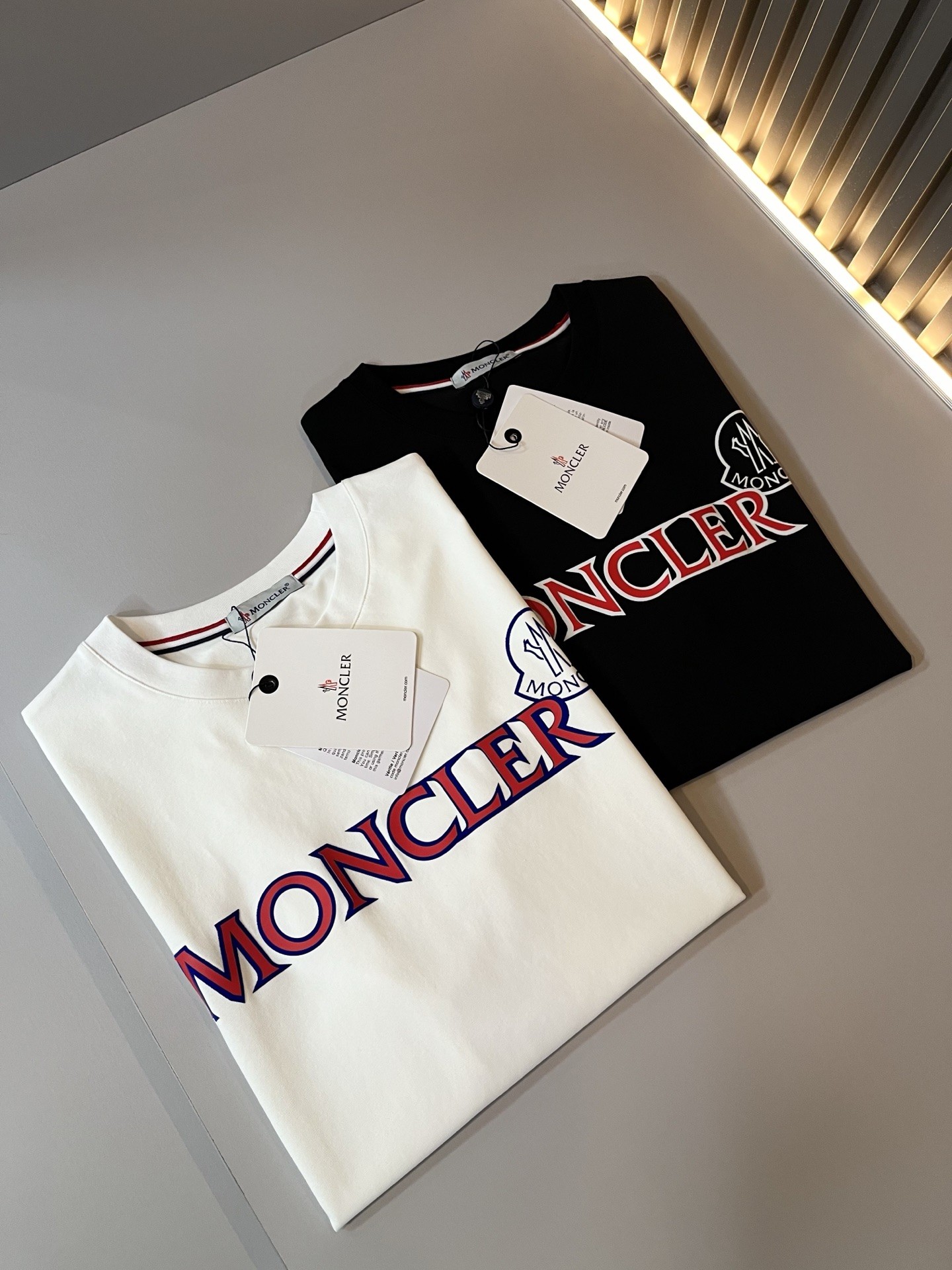몽클레어 로고 프린트 남성 반팔티셔츠
