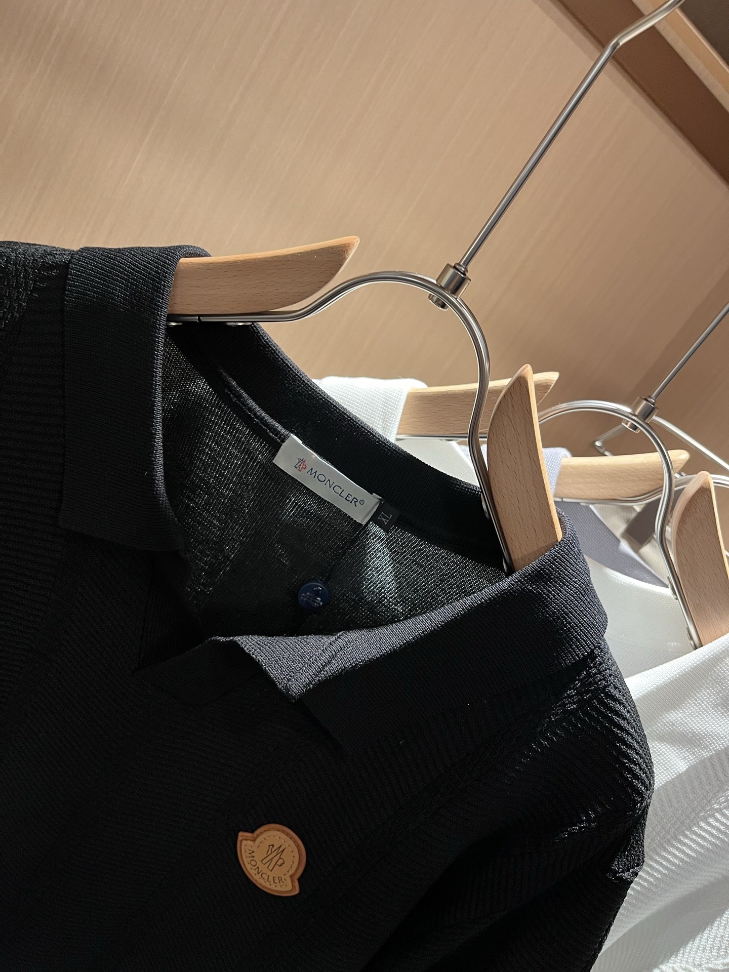 몽클레어 로고 블랙 카라티