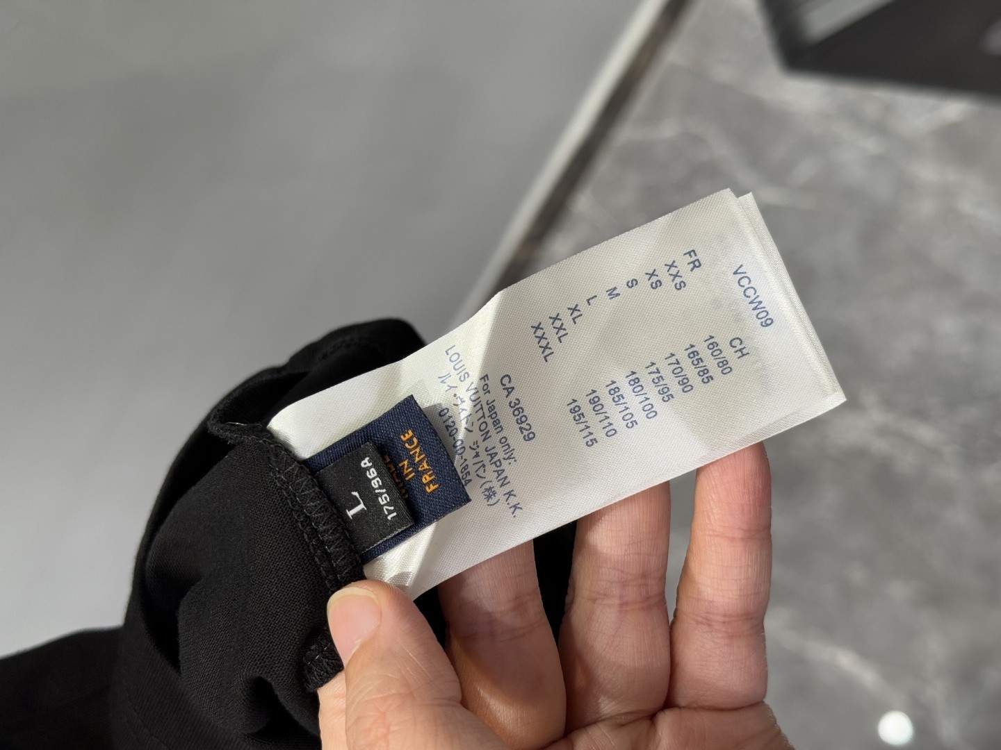루이비통 프린트 로고 반팔티