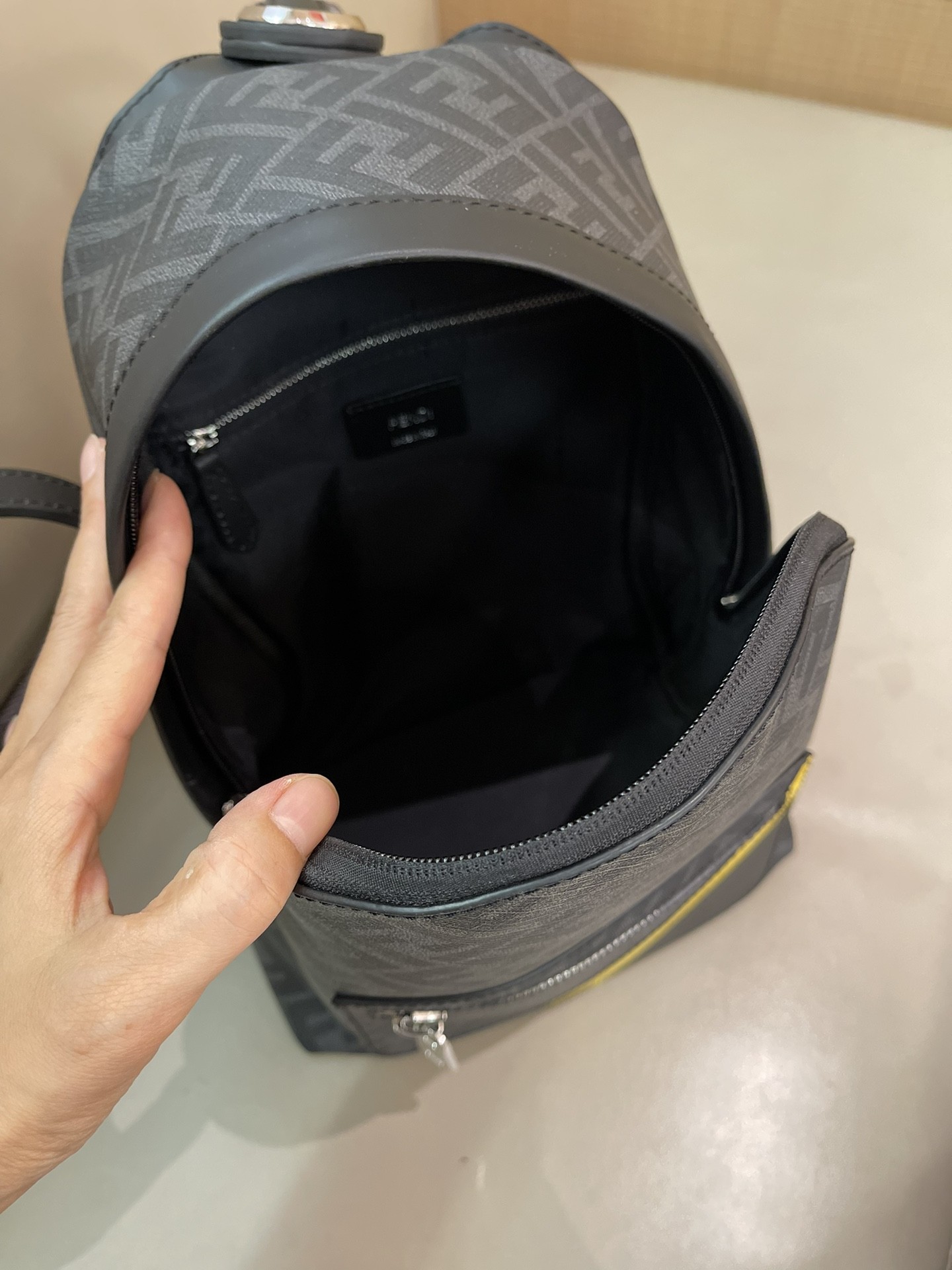펜디 자이노 스몰 다이애그널 백팩