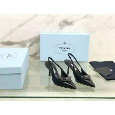 프라다 브러시드 레더 슬링백 펌프스